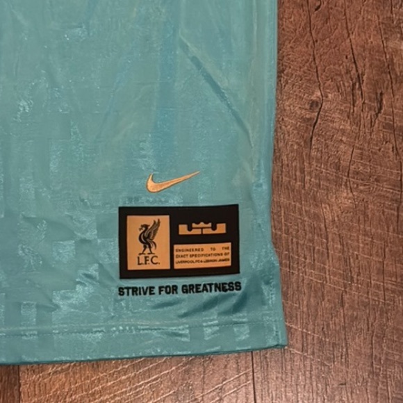 Nike Liverpool x LeBron Jersey - Picture 2 of 4